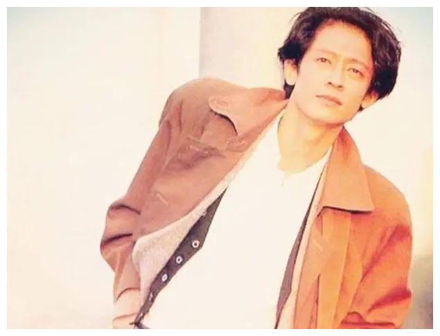 "细看王志文的这张脸,实在不能称之为主流审美上的帅气脸庞.