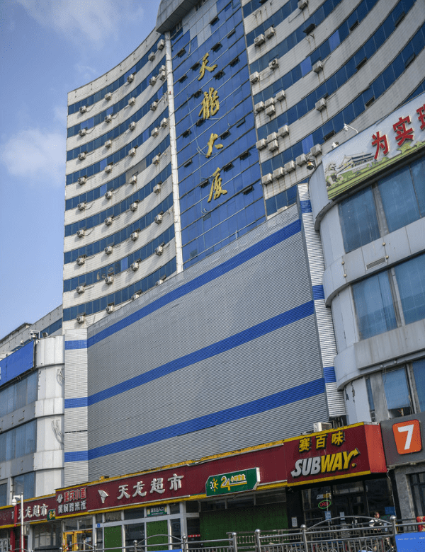 8月14日,记者来到济南火车站南侧的天龙大厦实地探访,天龙大厦临街