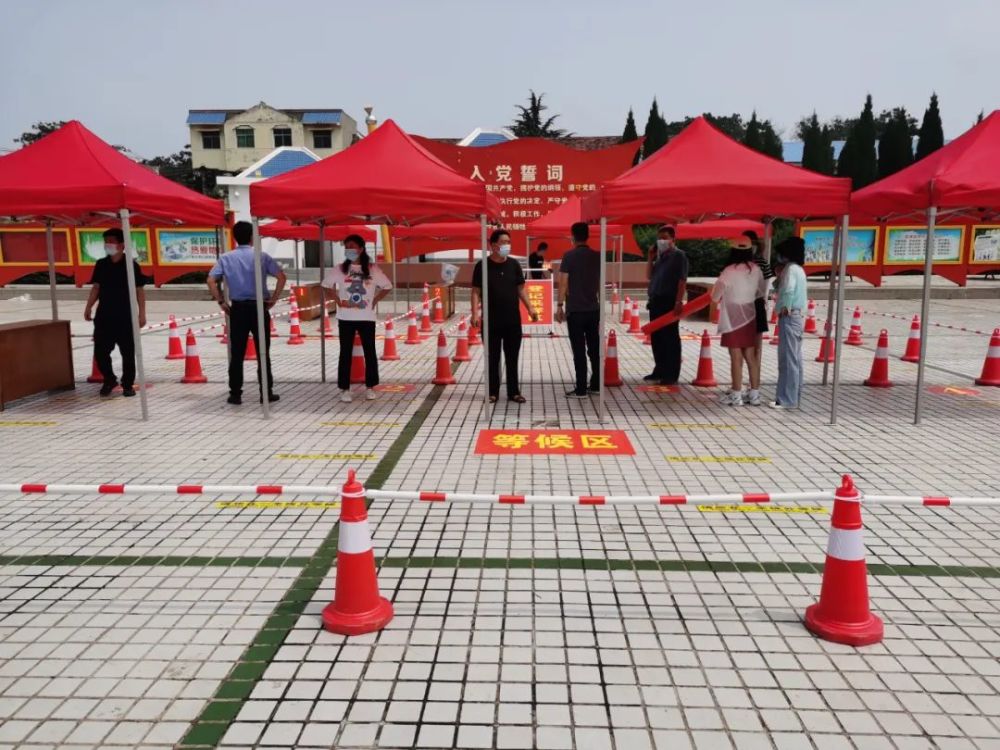 加紧布置核酸检测采样点现场●加班核对重点人员名单●安排部署帚点