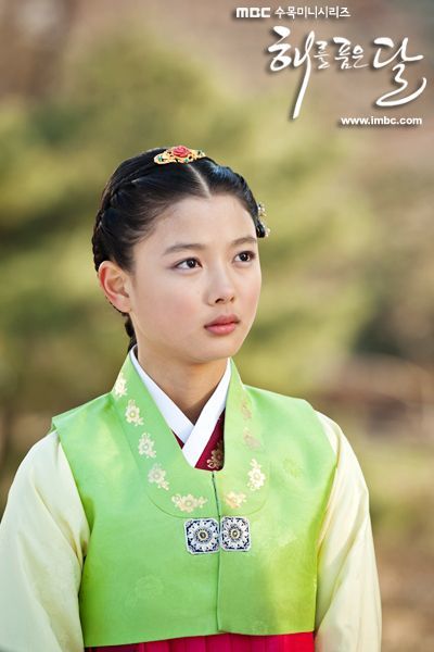 金裕贞《红天机》绝美造型引讨论!回顾《拥抱太阳的月亮》有灵性
