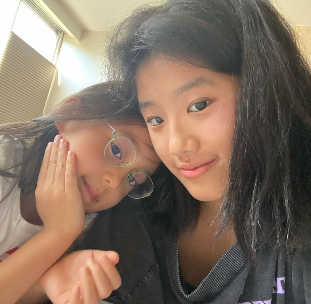 咘咘6岁生日甜搂父母脖子angel晒妹妹婴儿照眼睛又大又亮