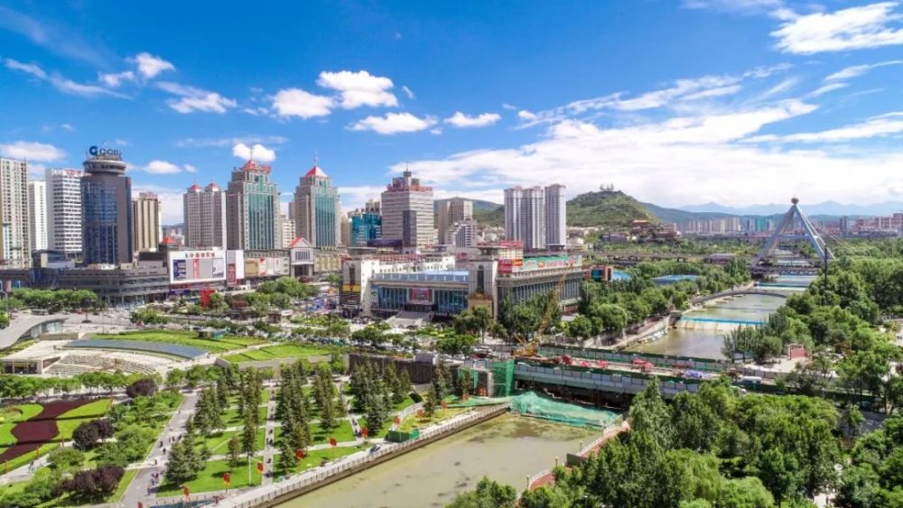 夏天用吹风扇吹的城市,位于青海境内,素有"中国夏都"之称