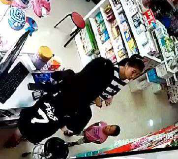 6岁女孩超市偷东西,看见她偷的东西后,店员的心里不是滋味