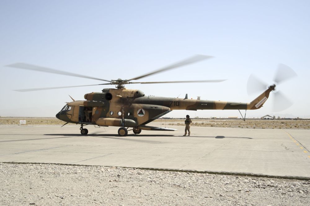 阿富汗运输大队长立功，黑鹰直升机、全新无人机，都遭塔利班缴获