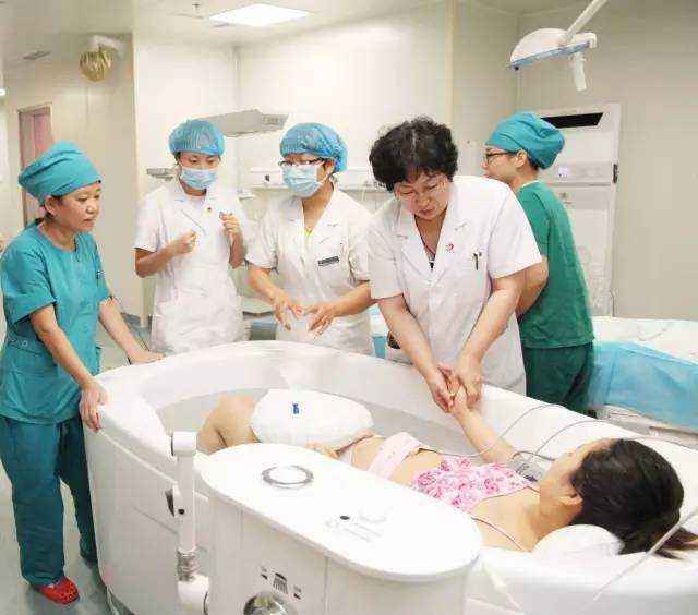 外国人边游泳边生孩子,"水中分娩"真的那么容易?_腾讯新闻