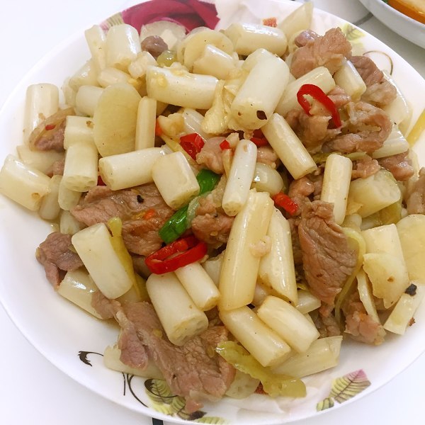 藕尖现在正当时,大家遇到的话,千万不要错过,藕尖的营养价值很丰富,它