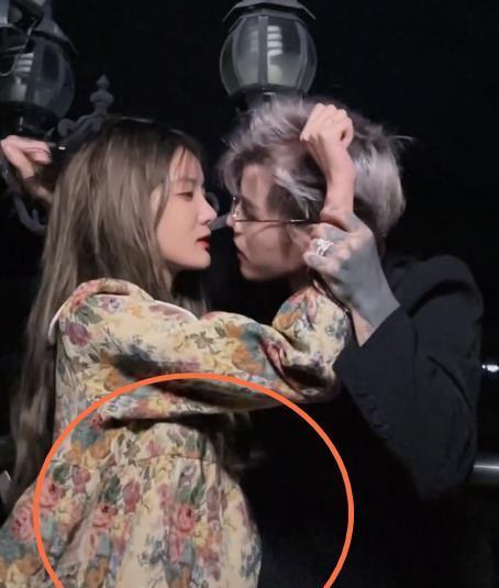 所以很多人都在猜测,是不是她也跟好姐妹兜儿似的,怀孕好几个月了呢?