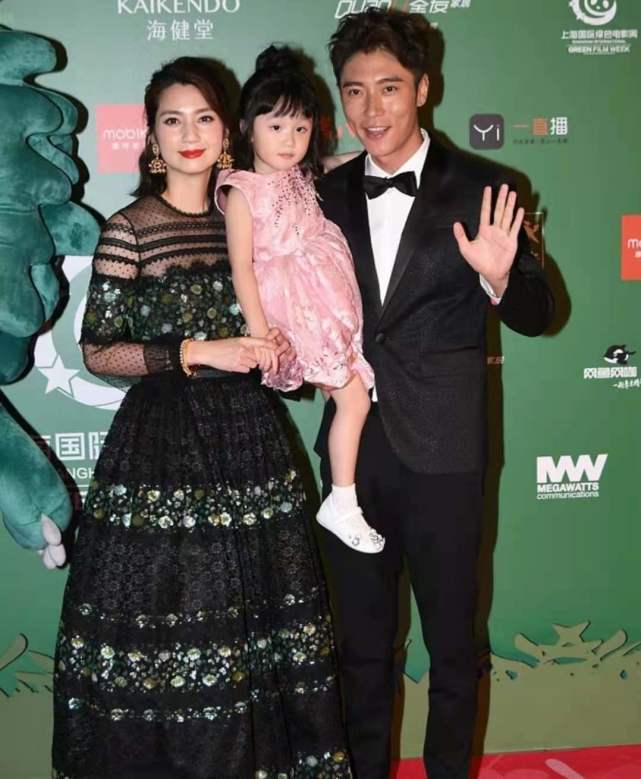 被蔡少芬曝是"拍拖怪",49岁洪欣情路坎坷,曾因未婚产子遭热议