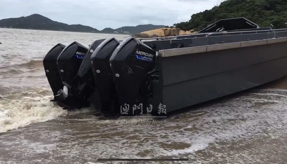 "大飞"高速铲上竹湾海滩,当时有不少泳客