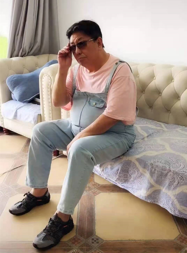 67岁楼南光近照满脸通红,肚腩太大跷二郎腿很费力,网友劝其减肥