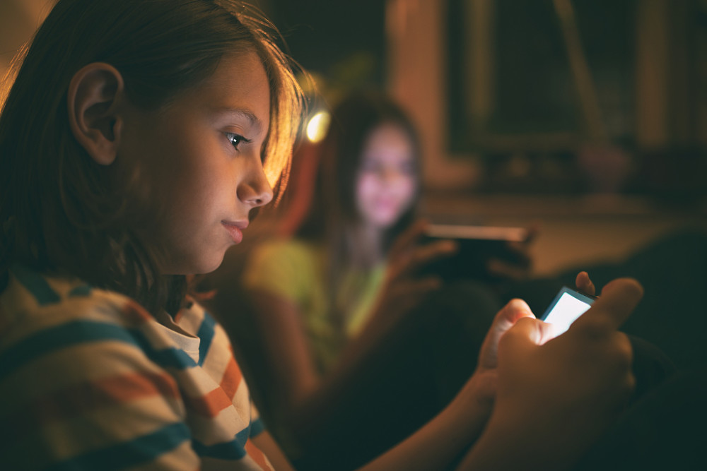 心理问答|姐姐是爸妈的乖孩子,妹妹是不乖的网瘾少女