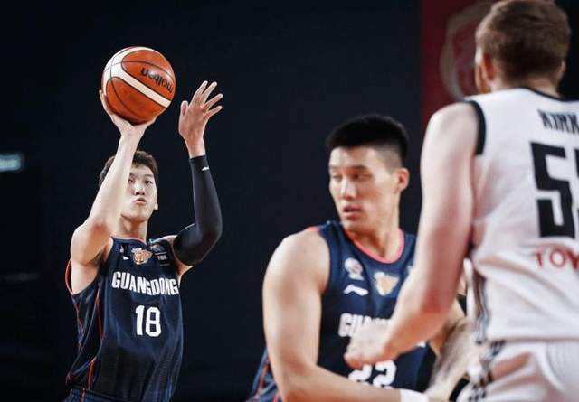 cba 一夜3消息！宏远喜迎CBA三分王，首钢双喜临门，周琦摊牌拒签顶薪