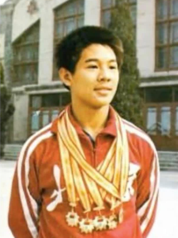 30年前怀有身孕的黄秋燕被李连杰抛弃如今她过得怎样