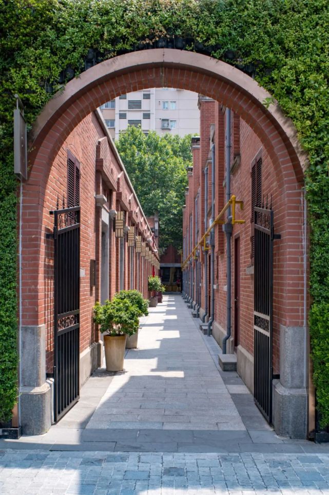 老建筑的上海故事上海最大规模石库门建筑群落变得这样美快去看看