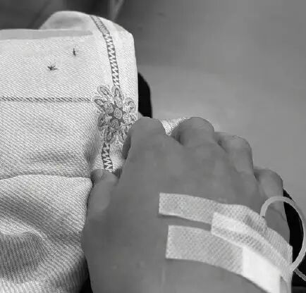 业内人士吐槽张哲瀚直播1小时收入过百万弄坏手链不赔