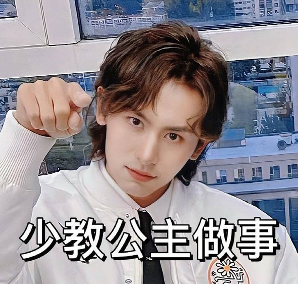 业内人士吐槽张哲瀚直播1小时收入过百万弄坏手链不赔