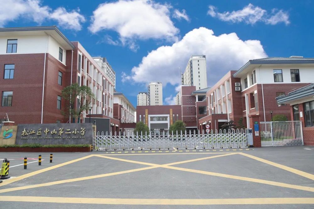 周边有松江中山第二幼儿园,松江中山二小等学校医  院项目南面约 5