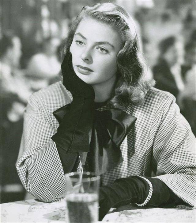 上世纪15位欧美女明星历史照片,梦露红裙侧身撩发,天使赫本领衔