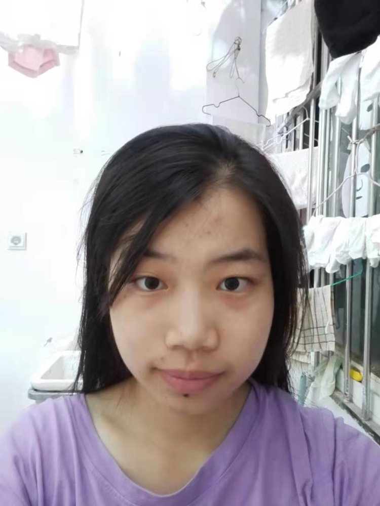 越是这种简单的发型越是考验一个人的气质,像普通颜值的女生很容易显