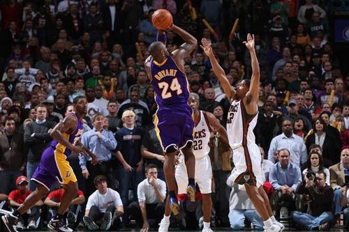 每一次都称得上震人心魄,而韦德和他的迈阿密热火成为了科比打响绝杀