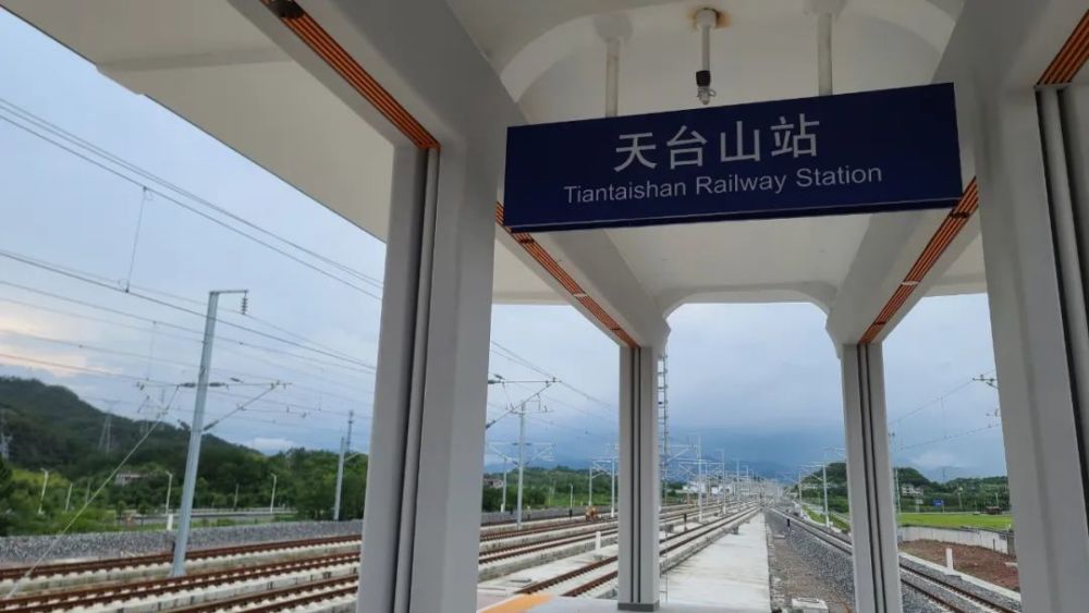 据杭台高铁天台山站项目部生产经理刘震介绍,目前天台山站已进入站房