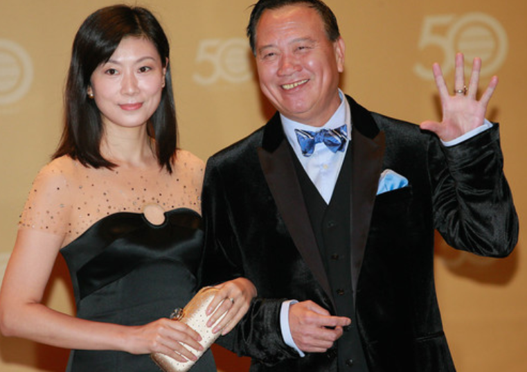 万梓良携妻子参加聚会小16岁娇妻气质不输恬妞夫妻同框似父女