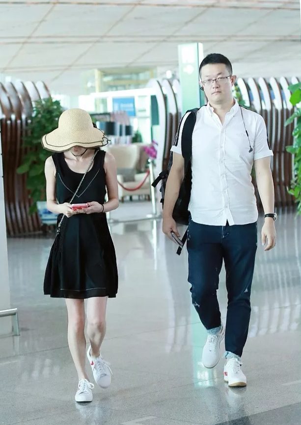 姚笛与丈夫牵手出街,不理对方与美女挽手,力证难得的婚姻很和睦