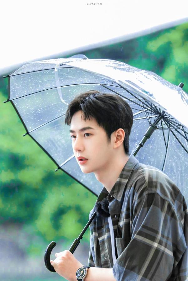 王一博:山野之间,少年撑伞而立,天青色等烟雨,氛围感十足!