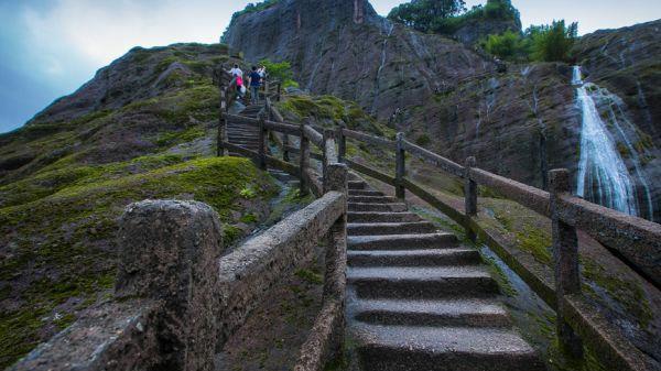 中国最大的石头,有一千级台阶,人称"一块石头玩半天"_腾讯新闻