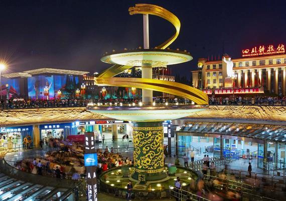 比如成都博物馆,四川科技馆,锦城艺术宫等等建筑将广场包围在中间,除