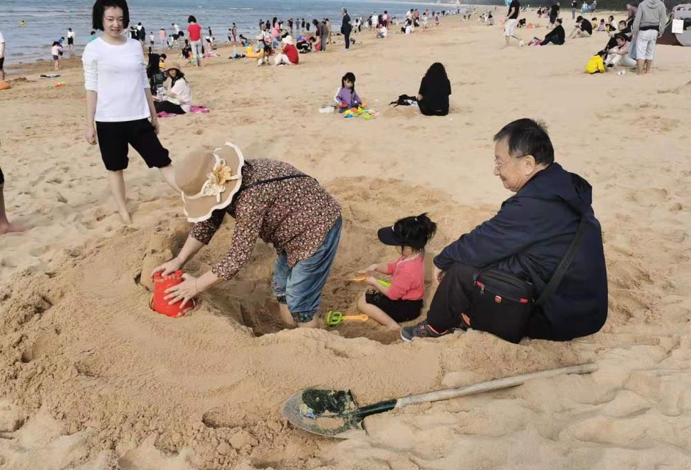寒假带着孩子一起来海边玩沙吧,这将是最好的亲子时光_腾讯新闻