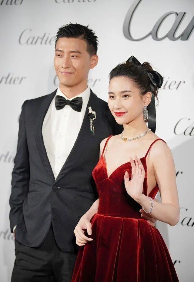 窦骁的眼光真不错,穿丝绒红裙的何超莲"豪门高级感"溢出屏幕