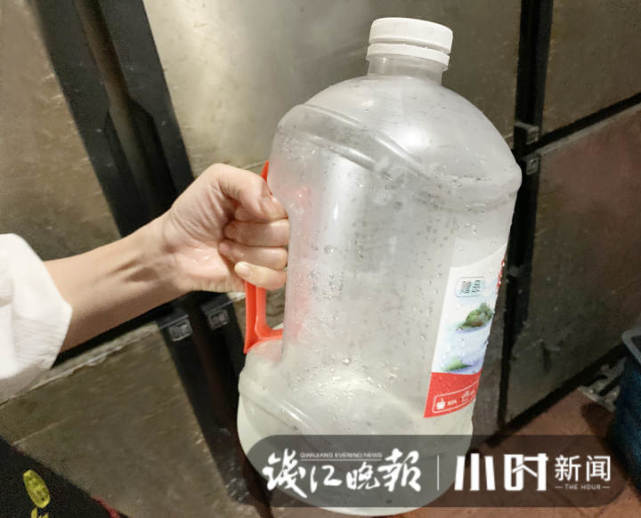 热到一天喝8升水!杭州超火的烧烤店遇到降温天,掌柜小哥反倒纠结了