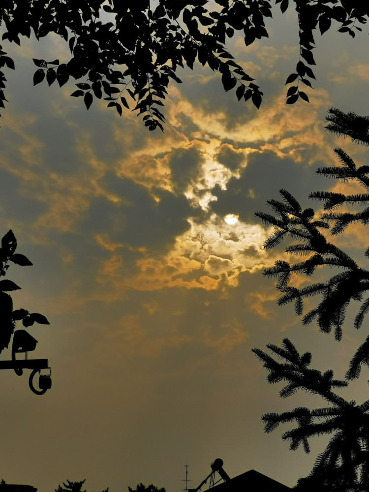 一輪太陽,像一爐火在燃燒,最硬的石頭,燒了那麼久 , 那些烏雲,塵埃