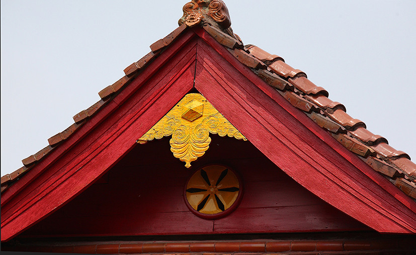 第14幅是在山花的位置上开了两个阁楼小窗,小窗