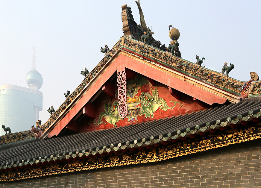 搏风板,悬鱼,山花并存的老建筑.摄于佛山.作者简介桑金伟,出生于慈溪.