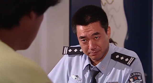 回到队里找来杨路和小魏,他肯定地说杜德明那辆车的左大灯是新换的