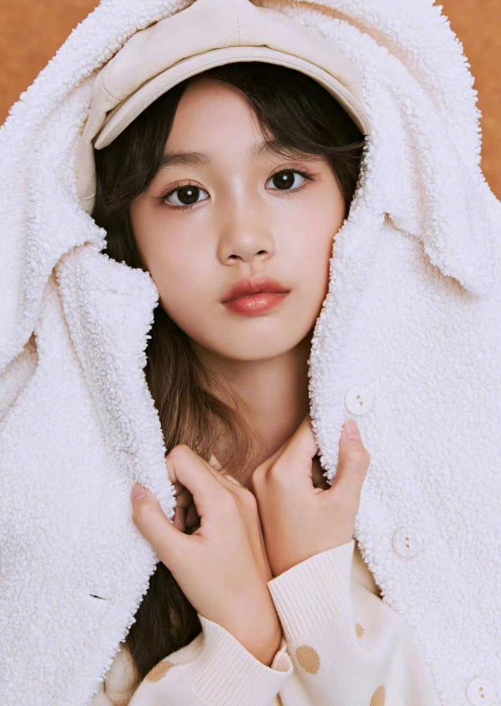 这次,钟丽缇发出考拉的照片,发文称:"caylas back to school look