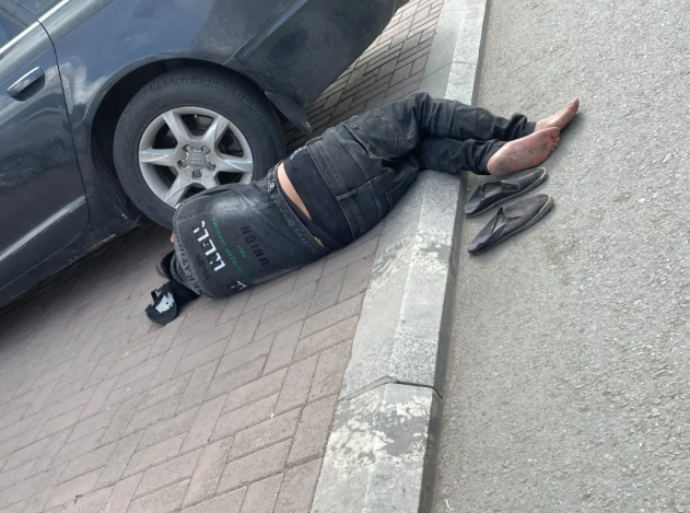 齐齐哈尔一男子路边倒地不起,到底怎么回事?_腾讯新闻