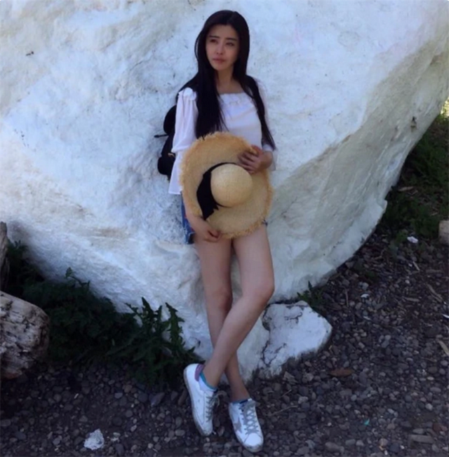 不老女神王祖贤,54岁素颜出镜皮肤白皙,长腿纤细无赘肉_腾讯新闻