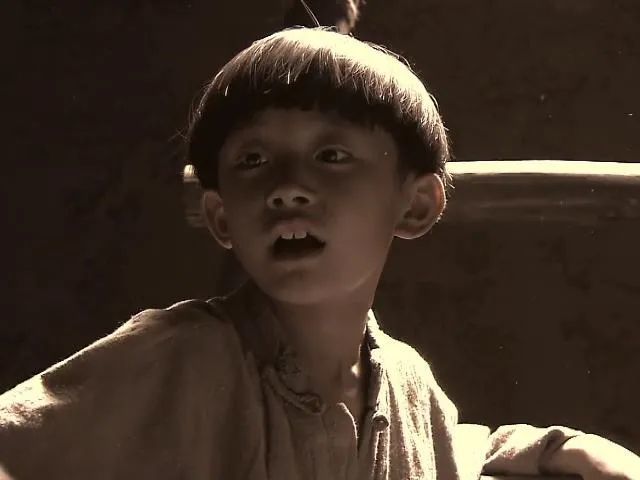 2003年,易烊千玺在《铁梨花》中饰演少年张吉安
