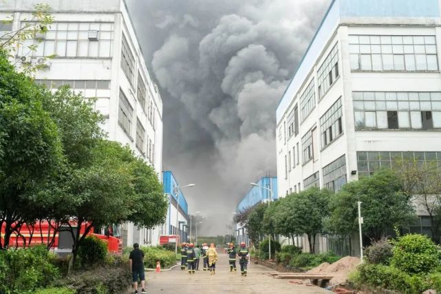 8月14日8时,湖南益阳高新区云雾山路的湖南浩森胶业有限公司502胶生产