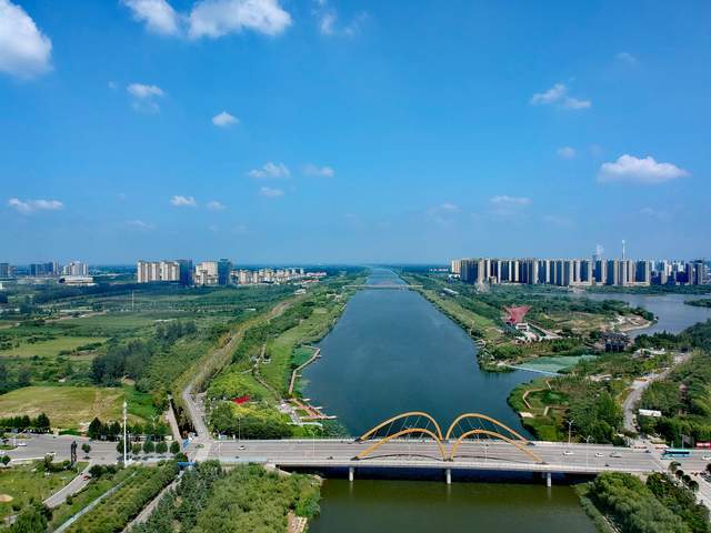 8月15日,宿州市新汴河埇桥段,花草树木郁郁葱葱,景色格外悦目.