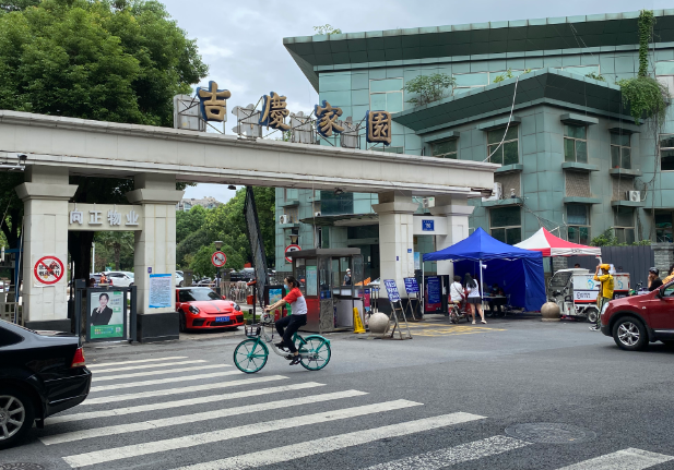 同一天,建邺区吉庆家园小区也正式解封.