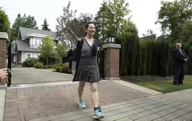 孟晚舟高挑力挺国货备受瞩目,穿百元鞋配短裙迈八字腿,健步如飞精神好