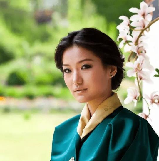 30岁佩玛王后两副面孔背地冰山脸面对镜头配合丈夫露笑脸