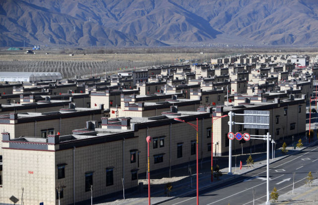 西藏拉萨市堆龙德庆区荣玛高海拔搬迁安置点里,从草原深处的尼玛县搬