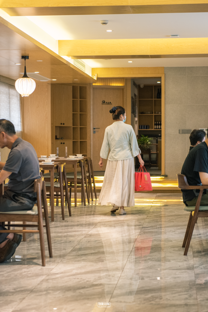 这间素斋馆就在就在宁国禅寺内,无论是服务还是装修都很特别.