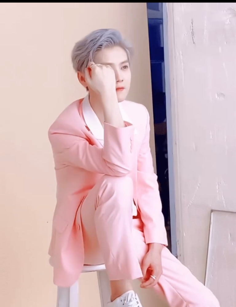 鹿晗帅回exo时期银发粉色西装太嫩了