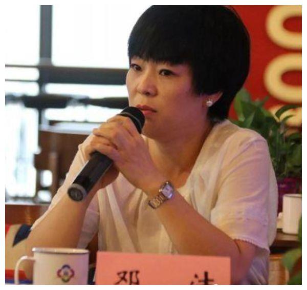 在工商局里邓洁的晋升仕途一片明朗,干了不到一年她就进入了中山市